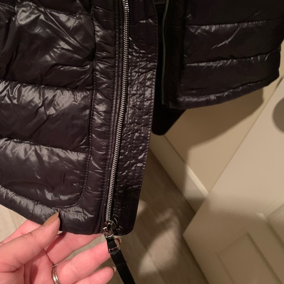 Black Gap Puffer Vest - Picture 3 of 3